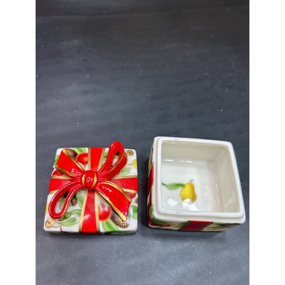 Tiffany & Co Holiday Trinket Box 2"x2" Ceramic With Red Bow & Fruit Design - Picture 7 of 11